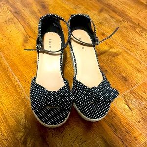 Size 11W shoes. Never been worn.